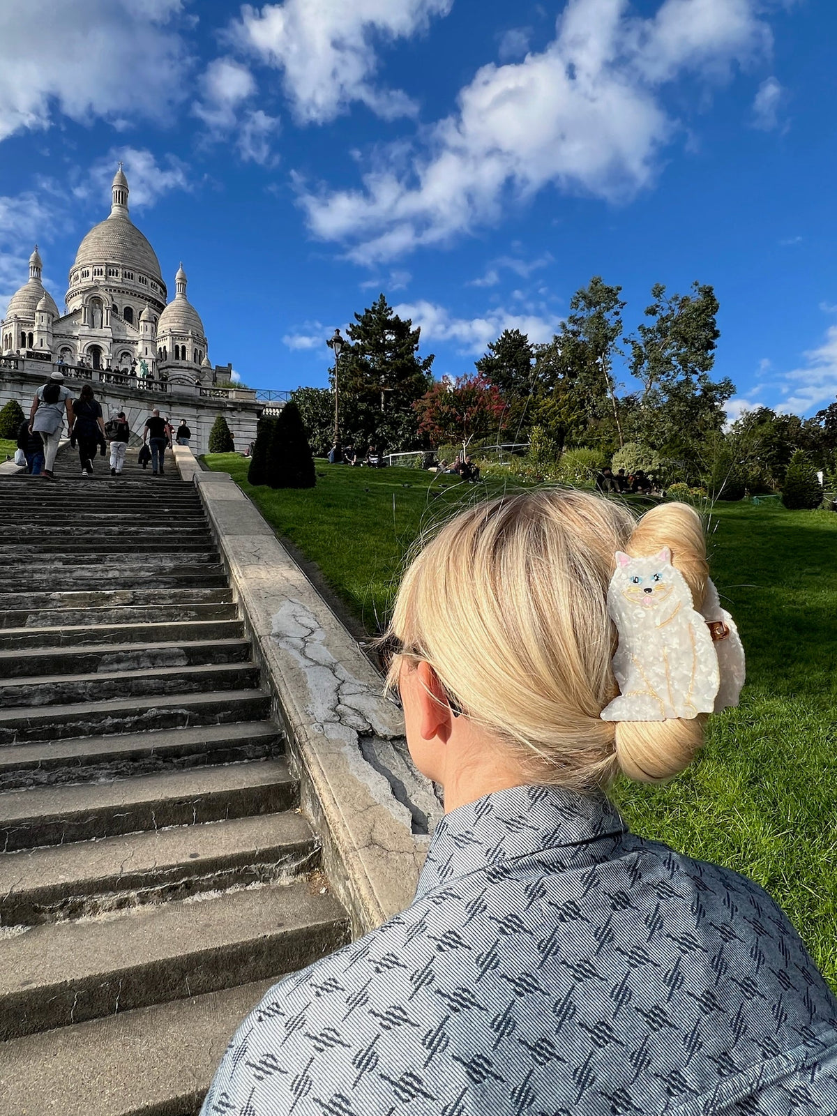 Woman wearing the Persian cat clip near Sacré-Cœur