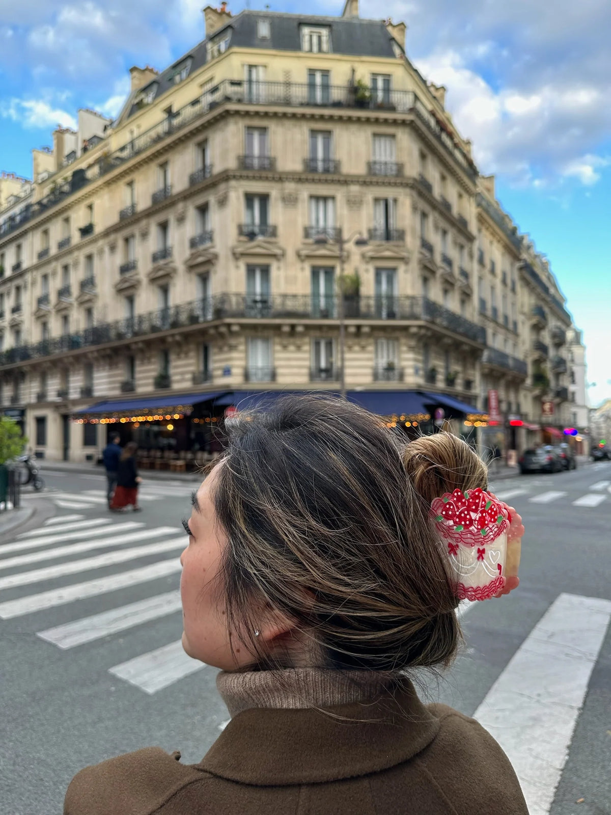 Woman wearing the party cake clip in her hair on a Paris street