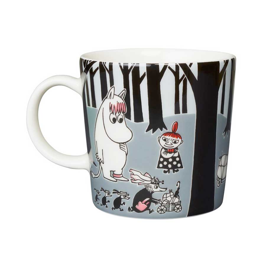 Other side of the Adventure Move mug: Moomins in the grey forest beside their packed belongings