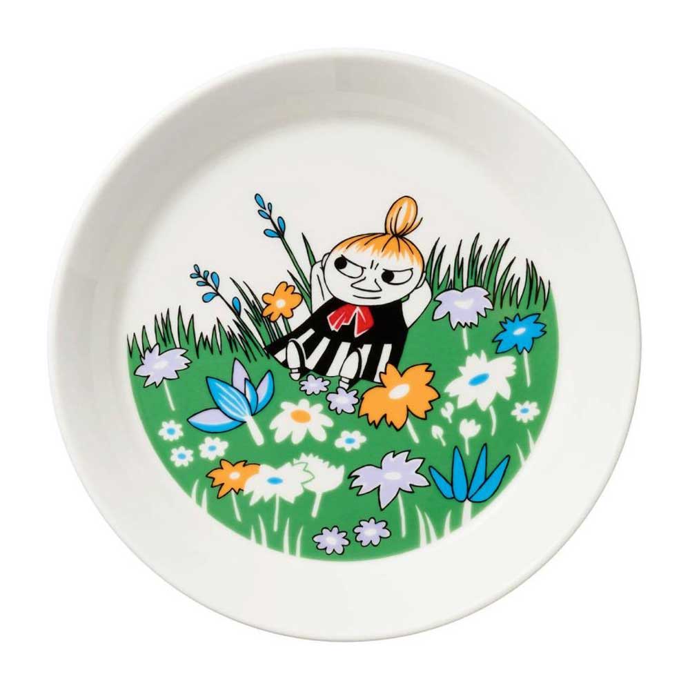 White plate with Little My lying in a flowery meadow