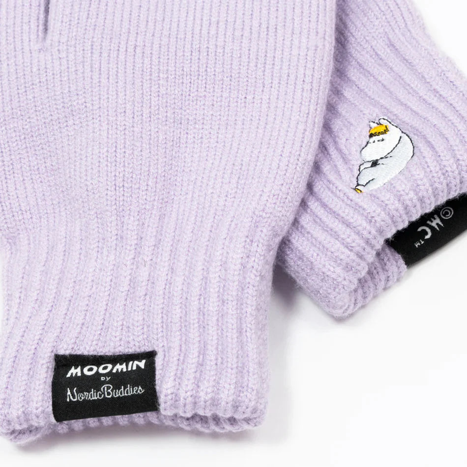 Close-up of the lilac mittens with the Moomin by Nordicbuddies label