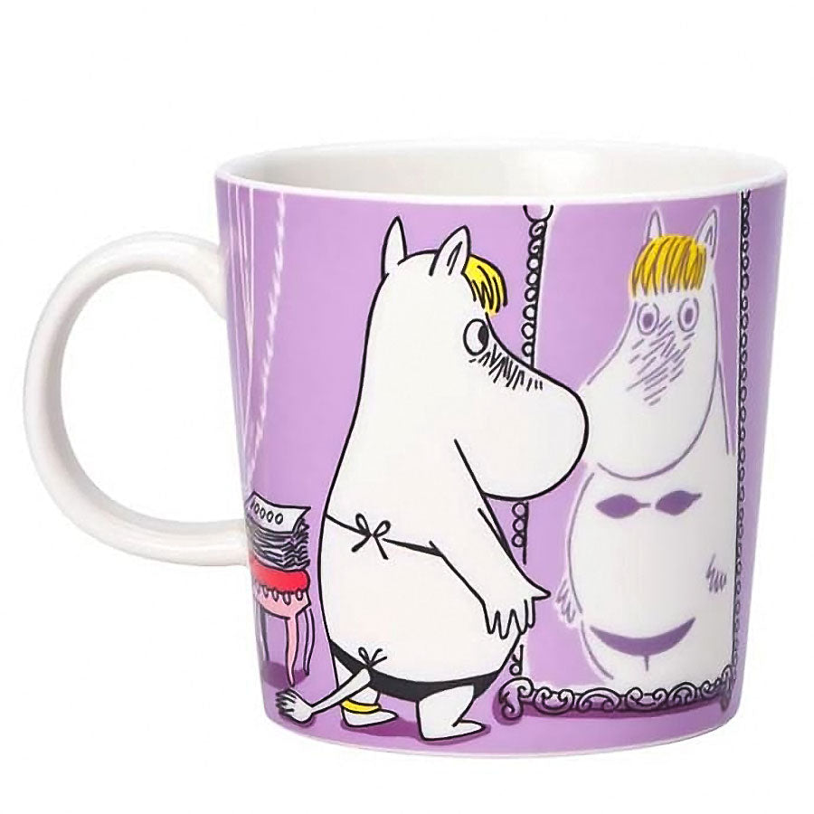 Other side of the Snorkmaiden mug: Snorkmaiden and Moomintroll by a dressing screen