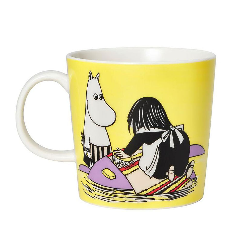 Other side of the Misabel mug: Misabel and Moomintroll sitting by a purple pool