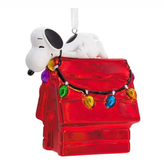 Peanuts Christmas decoration: Snoopy lying on his red doghouse wrapped in coloured lights