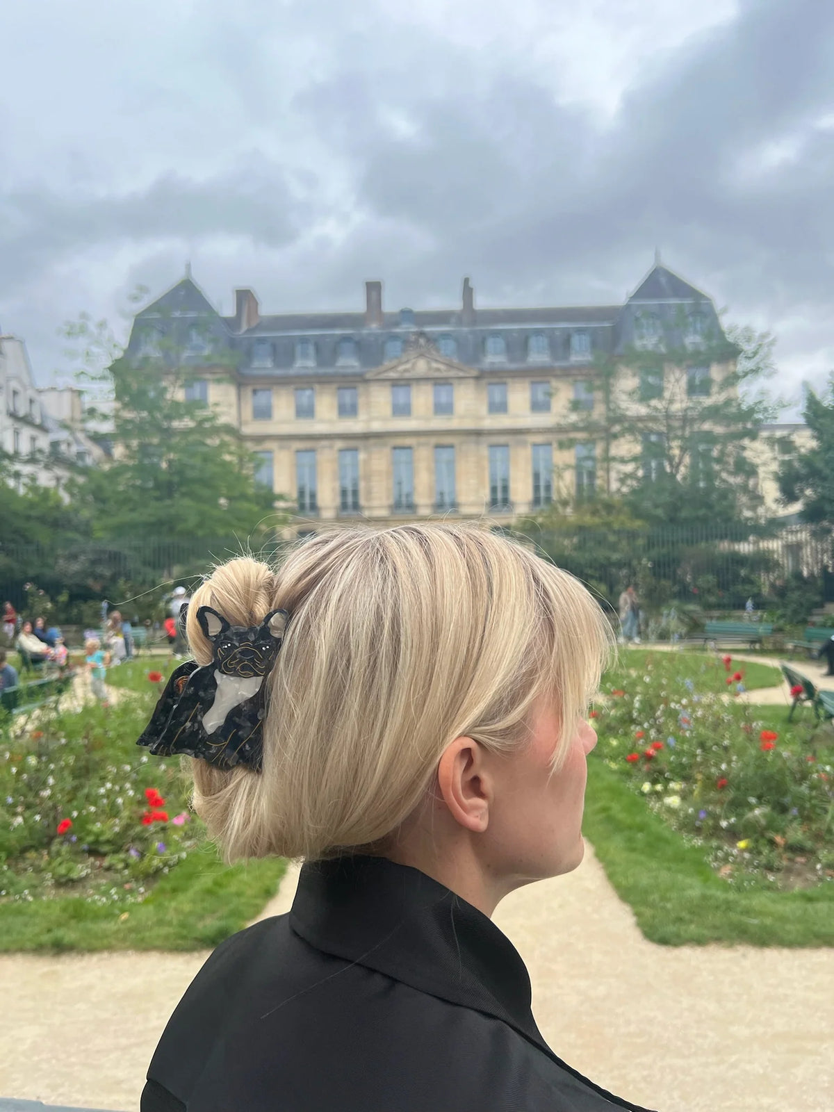 Woman with a blonde bob wearing the Frenchie clip in a park