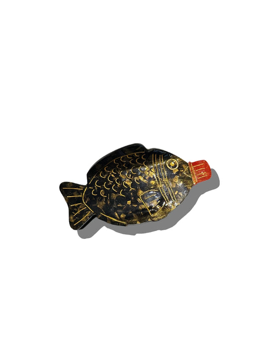 Black fish-shaped soy sauce bottle claw clip with a red cap