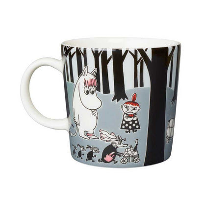 Other side of the Adventure Move mug: Moomins in the grey forest beside their packed belongings