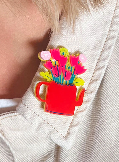 Flower teapot brooch on a jacket collar