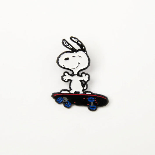 Peanuts enamel pin: Snoopy riding a skateboard