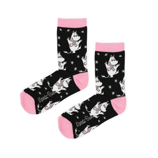 Nordic Buddies women's socks in black with Moomintroll in a scarf among snowflakes and pink heels and toes