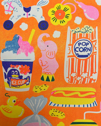 Close-up of the popcorn, ice cup and elephant