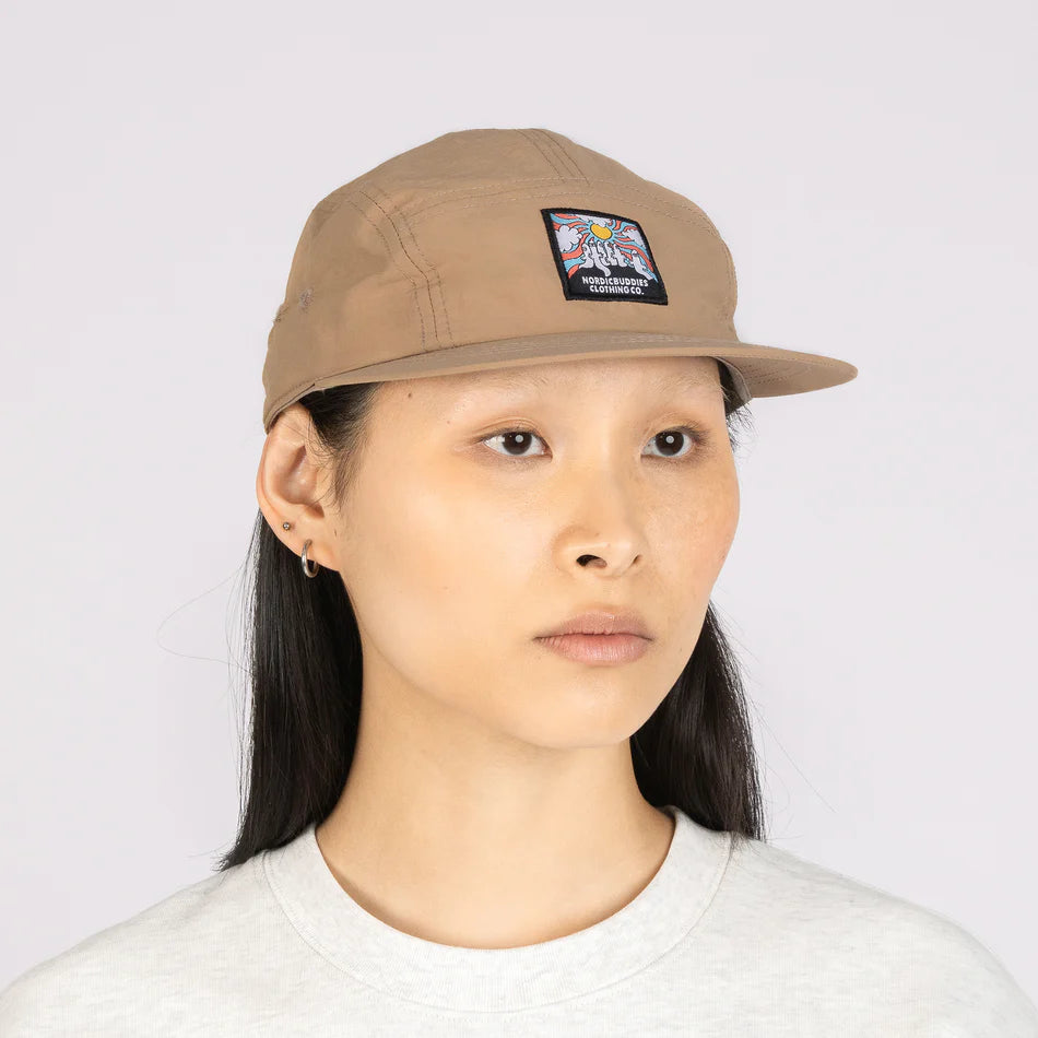 Person wearing the beige Hattifattener cap, front view