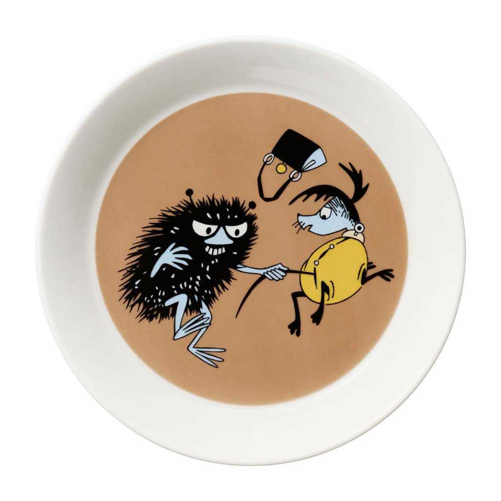Plate with Stinky stealing from a startled character on a brown background