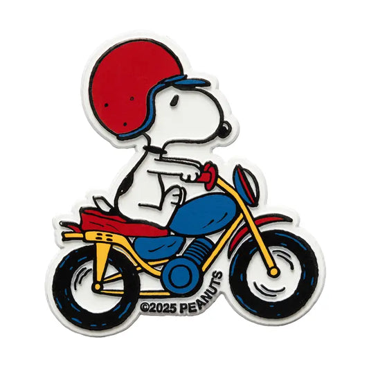 Snoopy magnet: Snoopy riding a motorbike in a red helmet
