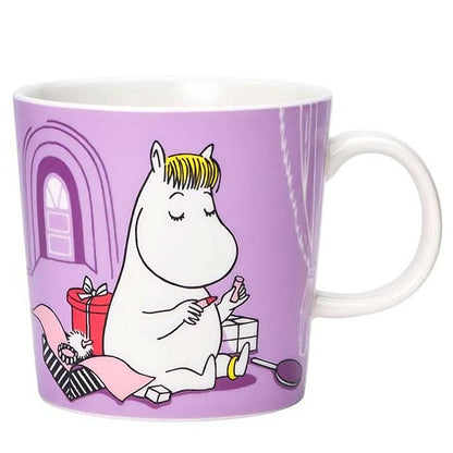 Snorkmaiden mug: Snorkmaiden filing her nails among presents, on lilac