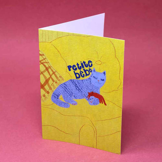 Yellow card with a lilac cat curled up asleep in a chair: petite bébé