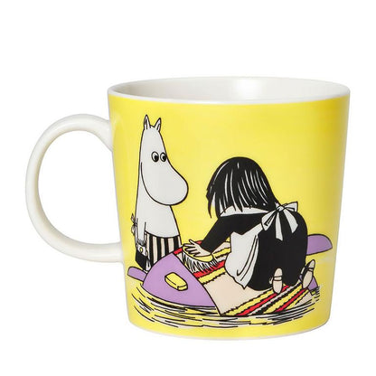 Other side of the Misabel mug: Misabel and Moomintroll sitting by a purple pool