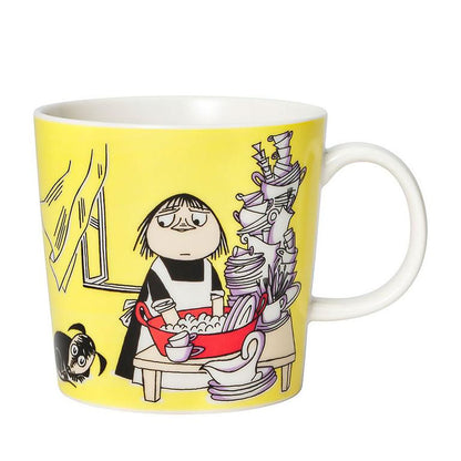 Moomin Misabel mug: Misabel washing dishes at a sink, on yellow