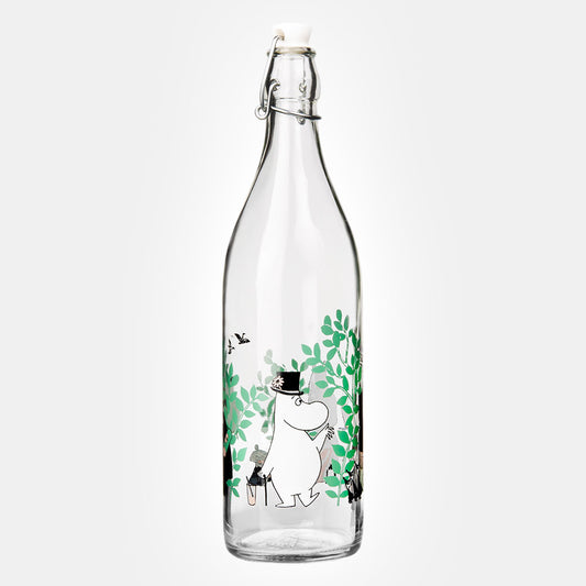 Clear glass swing-top bottle with Moomins in a green garden