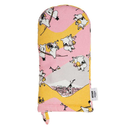 Oven mitt with the pink, yellow and grey Moomin Family Time pattern