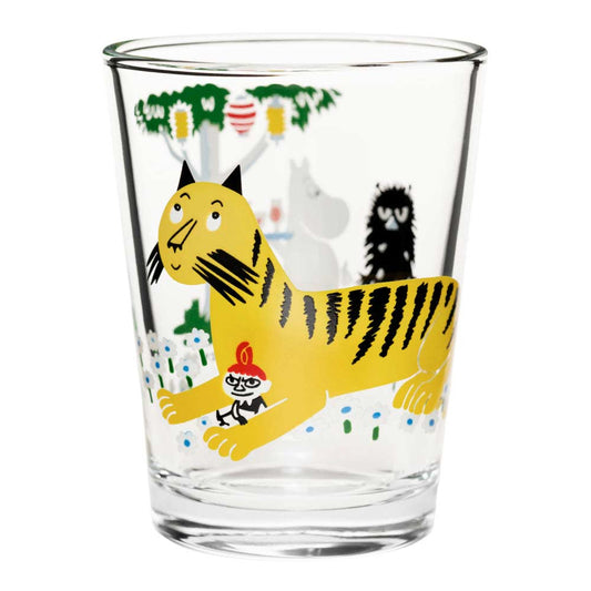 Glass tumbler printed with a yellow tiger, Moomins and Stinky at a garden party