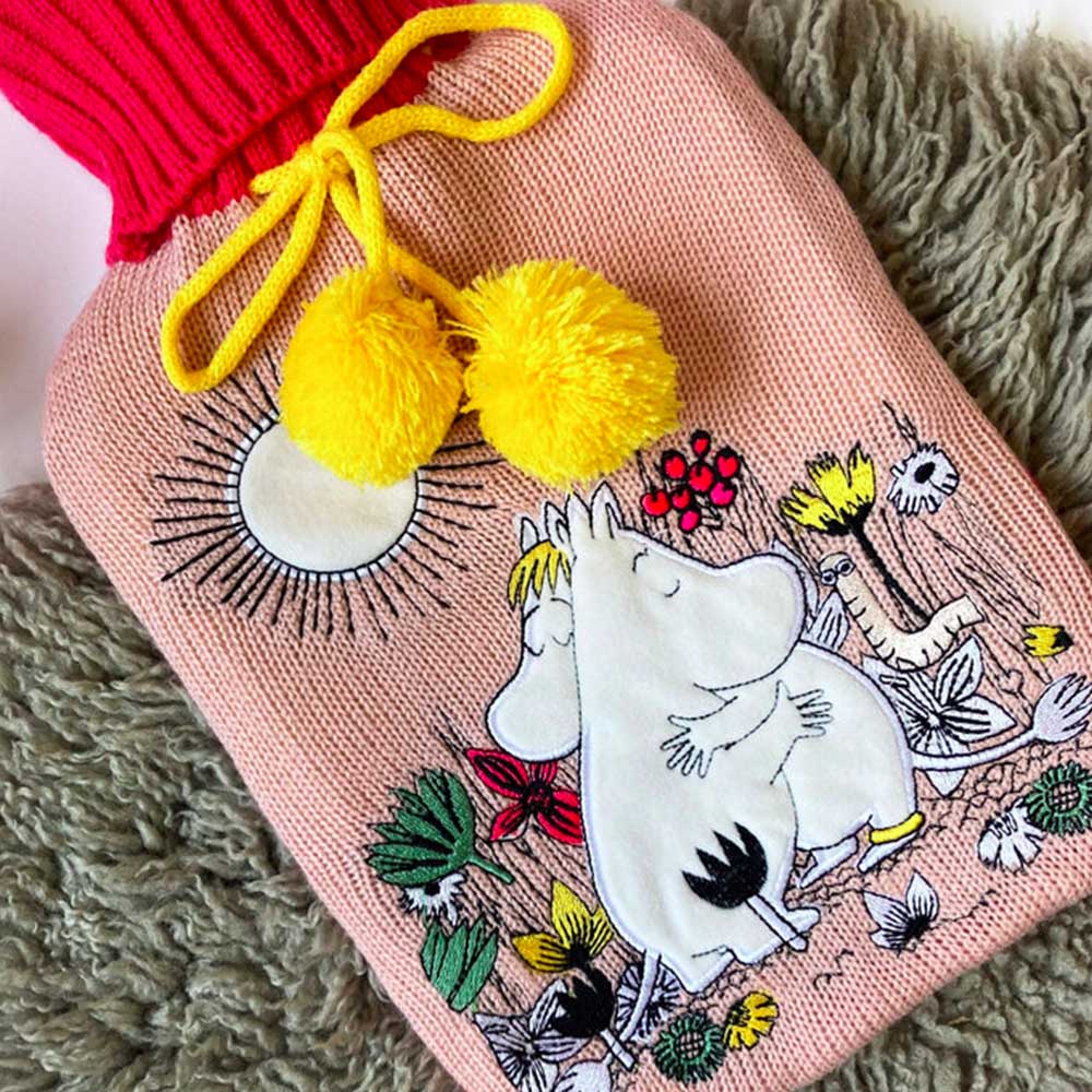 Close-up of the hugging Moomins on the hot water bottle