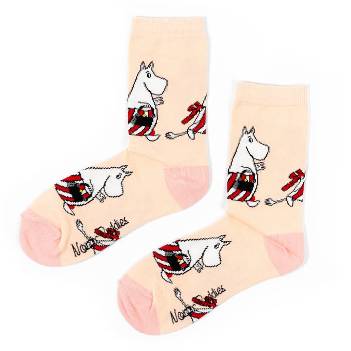 Peach Moominmamma Running Errands socks with pink heels and toes, showing Moominmamma with her striped handbag