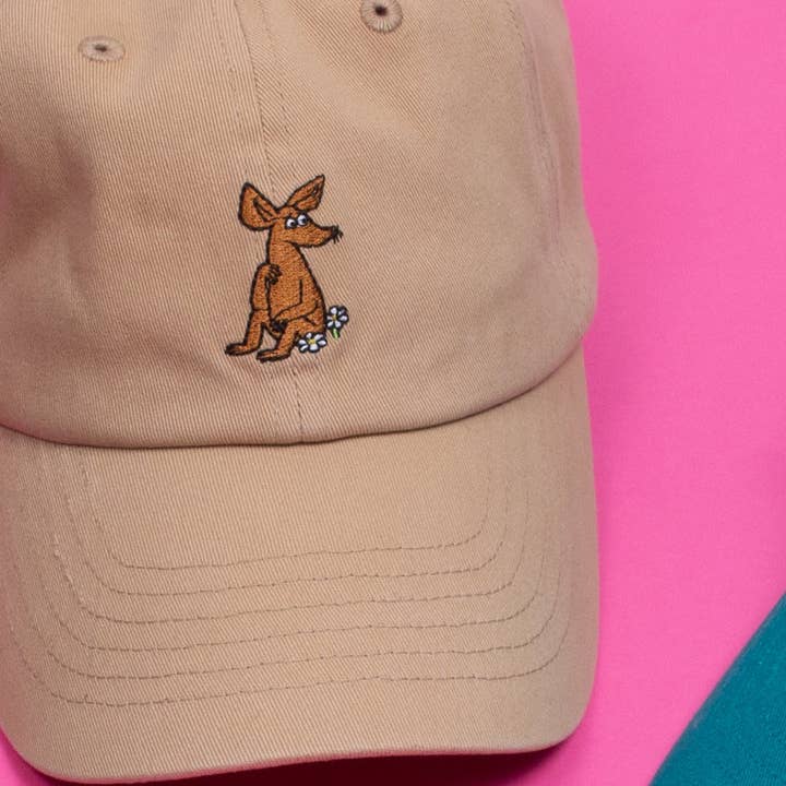 Close-up of the embroidered Sniff on the beige cap