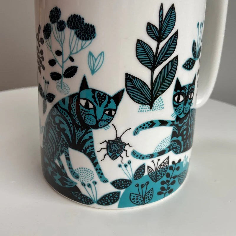 Close-up of the blue cats and leaves on the jug