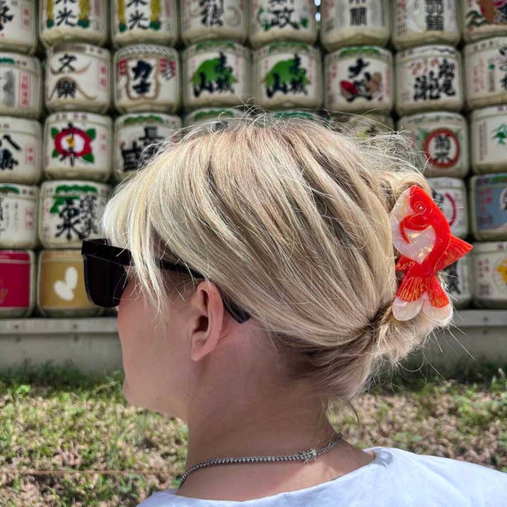 solar-eclipse-goldfish-hair-clip_167842-2